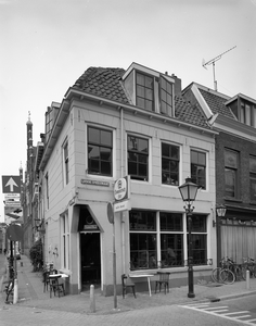 61909 Gezicht op de voor- en linkerzijgevel van het café De Rat (Lange Smeestraat 37) te Utrecht; links de Springweg.
